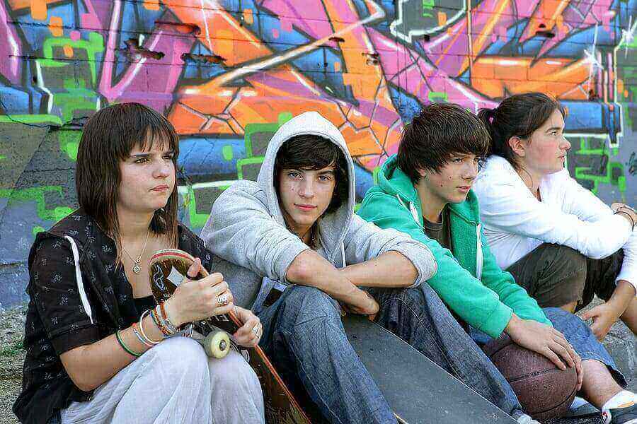 Подростки сидят на улице
