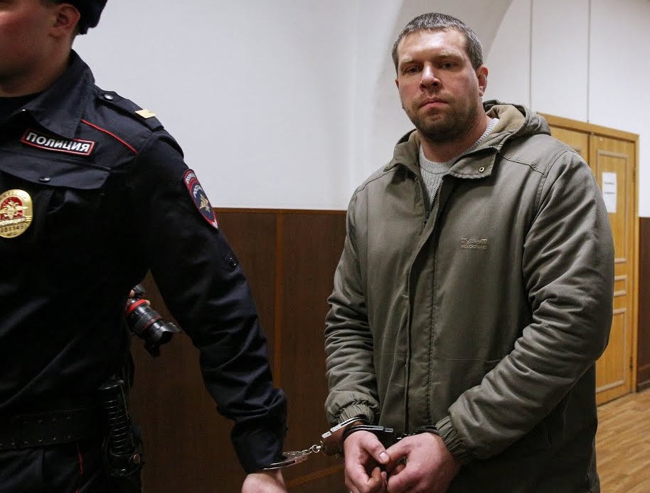Полицейский, подбросивший наркотики Голунову, отпущен под домашний арест