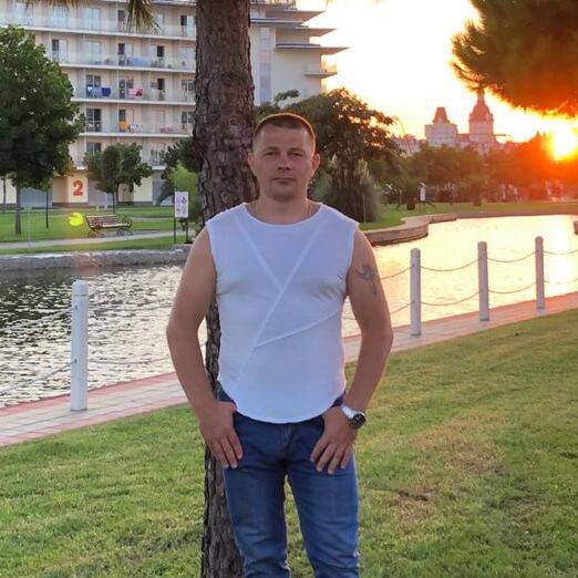 Старший консультант  Евгений Плахов