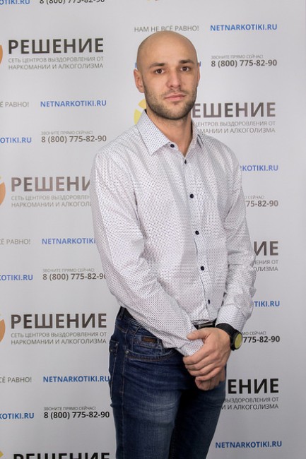 Младший консультант Петренко Александр Юрьевич